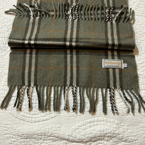 Burberrys Cashmere scarf. - Picture 5 of 8